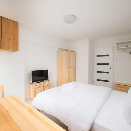 Na Sadach Wooden By Bookinghost * وارسو